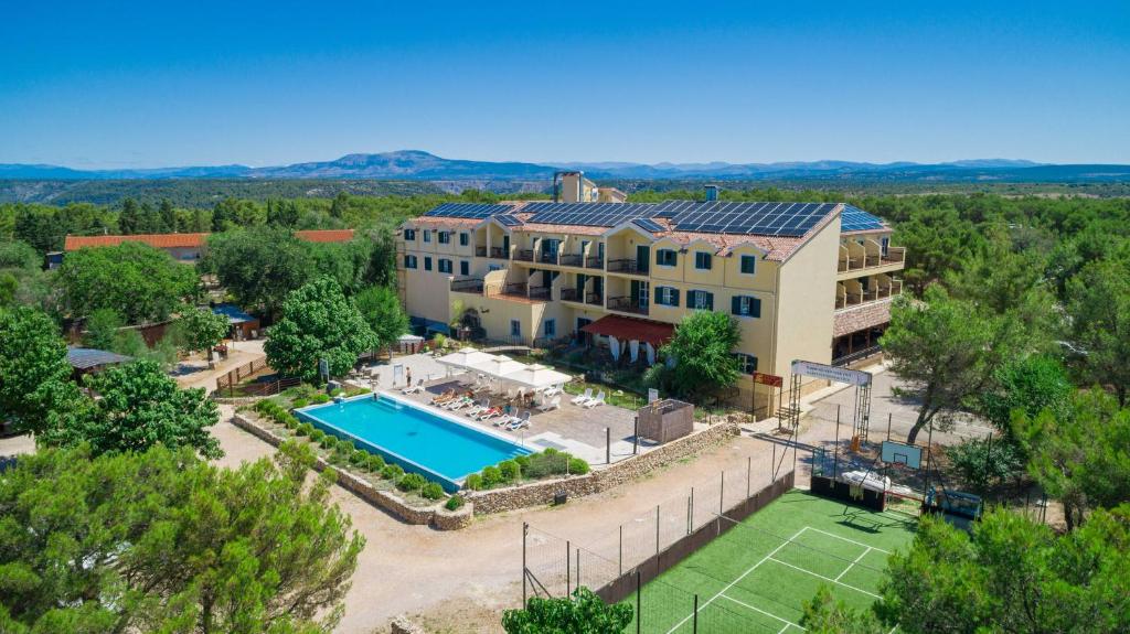 Ospiti nell'area sportiva e piscina all'aperto